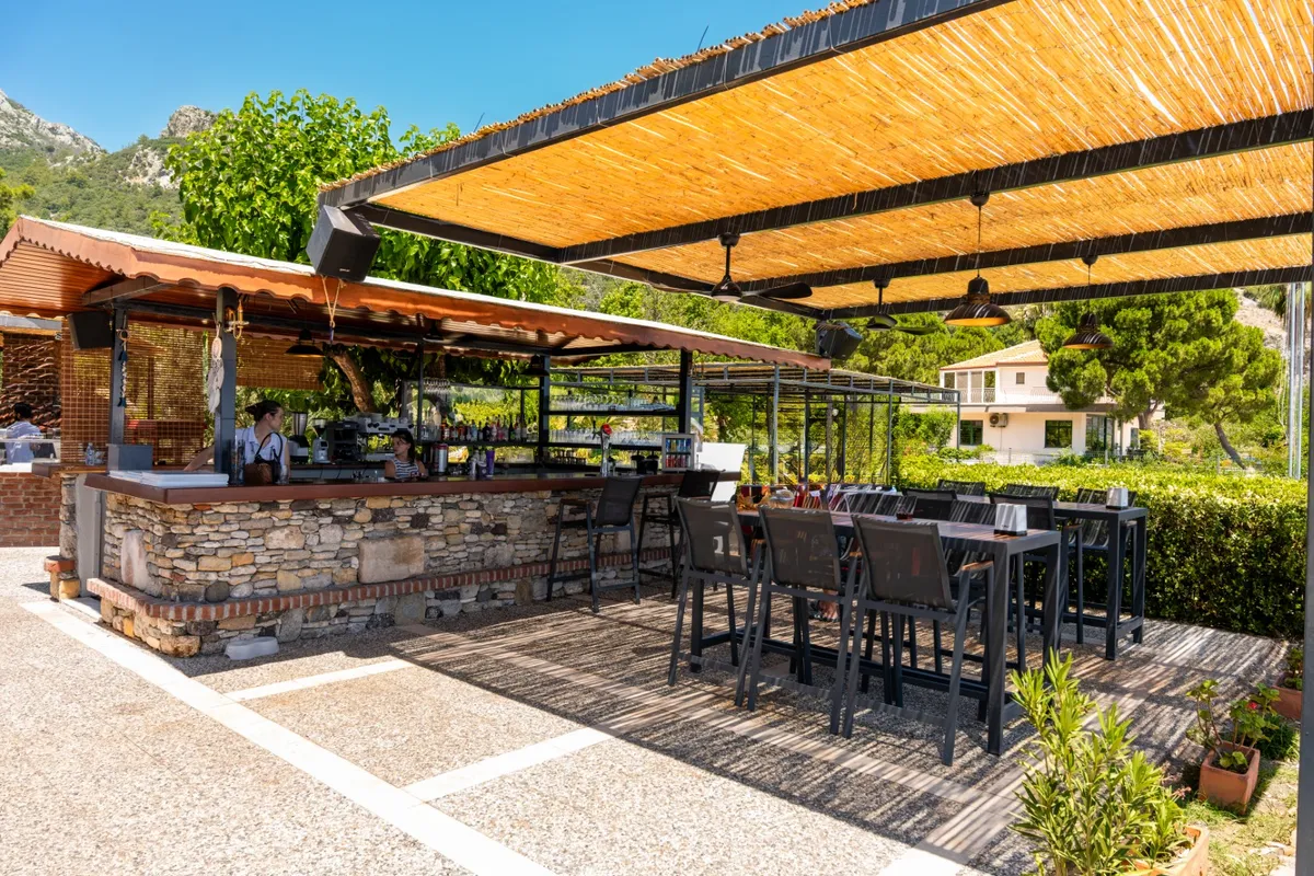Bambu çatılı bar terası