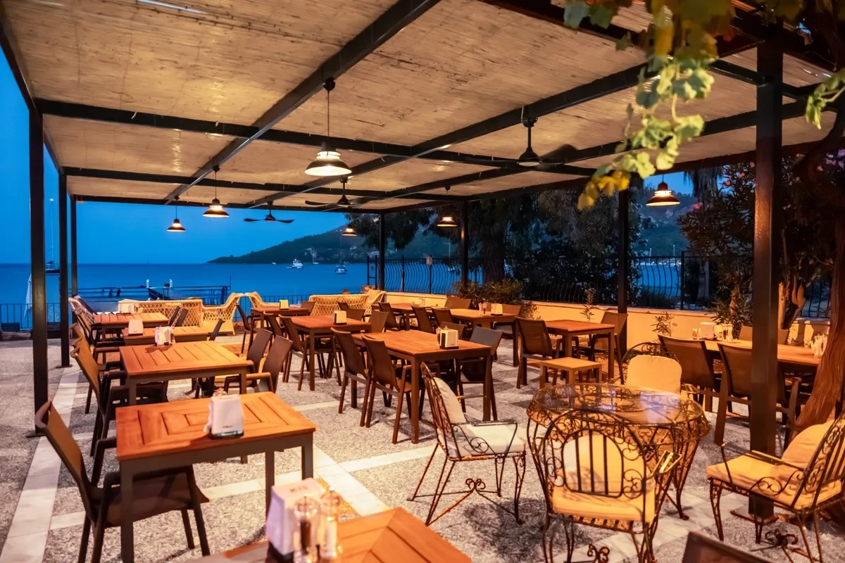 Denize bakan, ahşap masalı restoran salonu