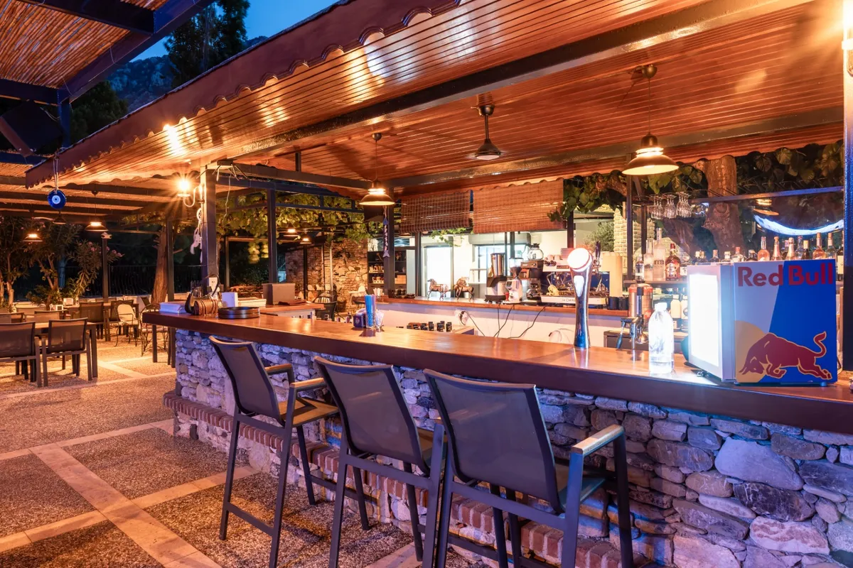 Akşam ışıklarıyla Vita Beach barı